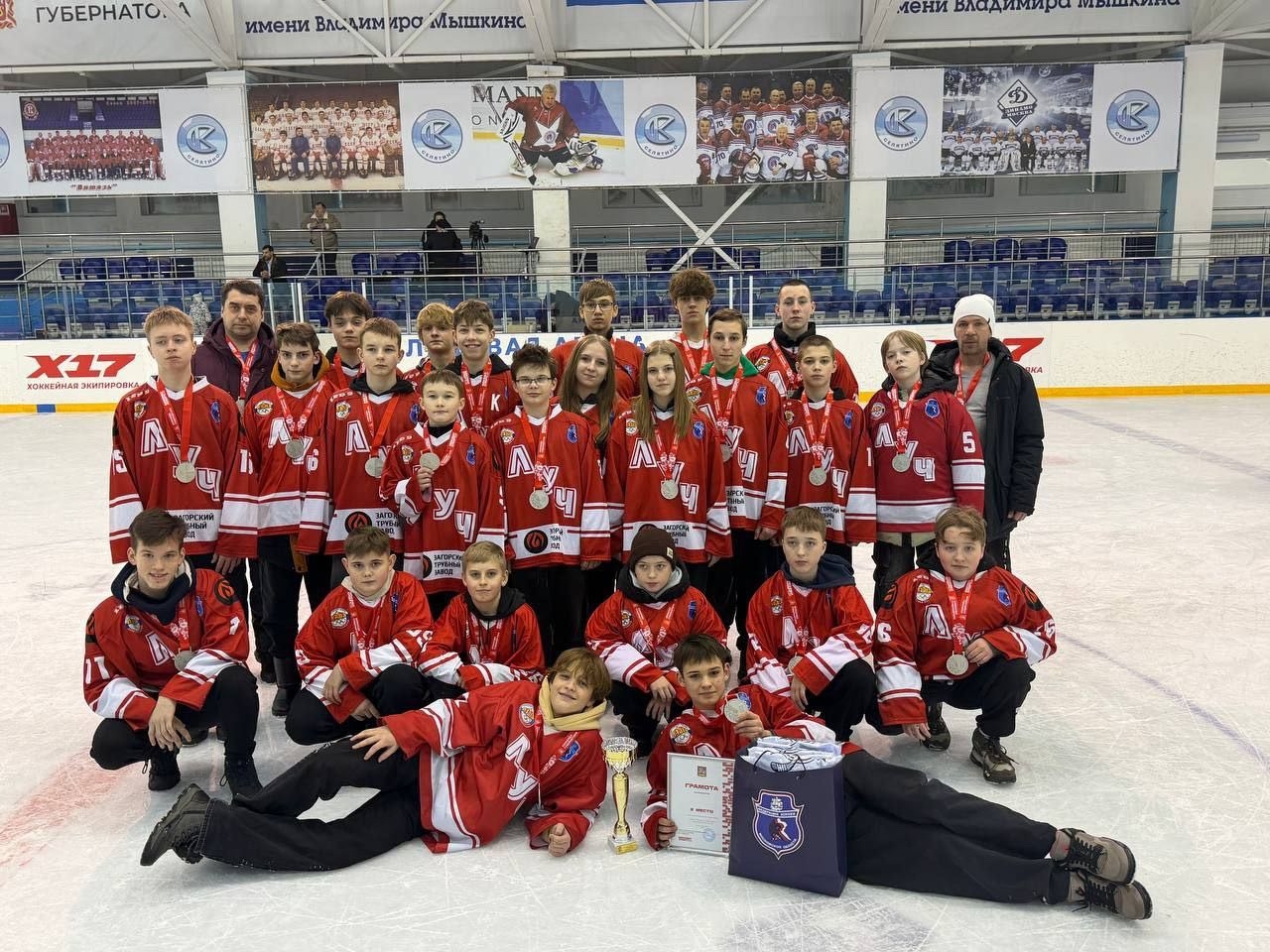 Команда «Центр-Луч» завоевала серебро на Всероссийских соревнованиях «Золотая шайба»